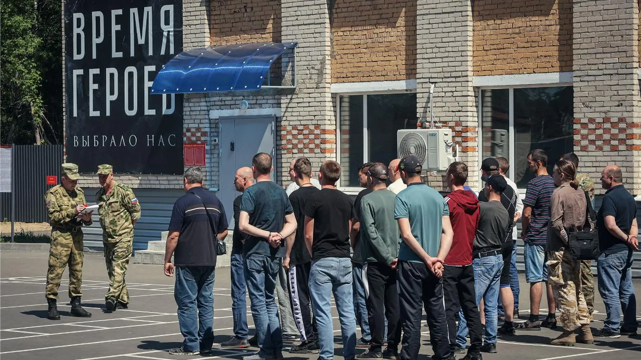 Добровольцы со всей России продолжают обращаться в пункт отбора, который открыли в Балашихе