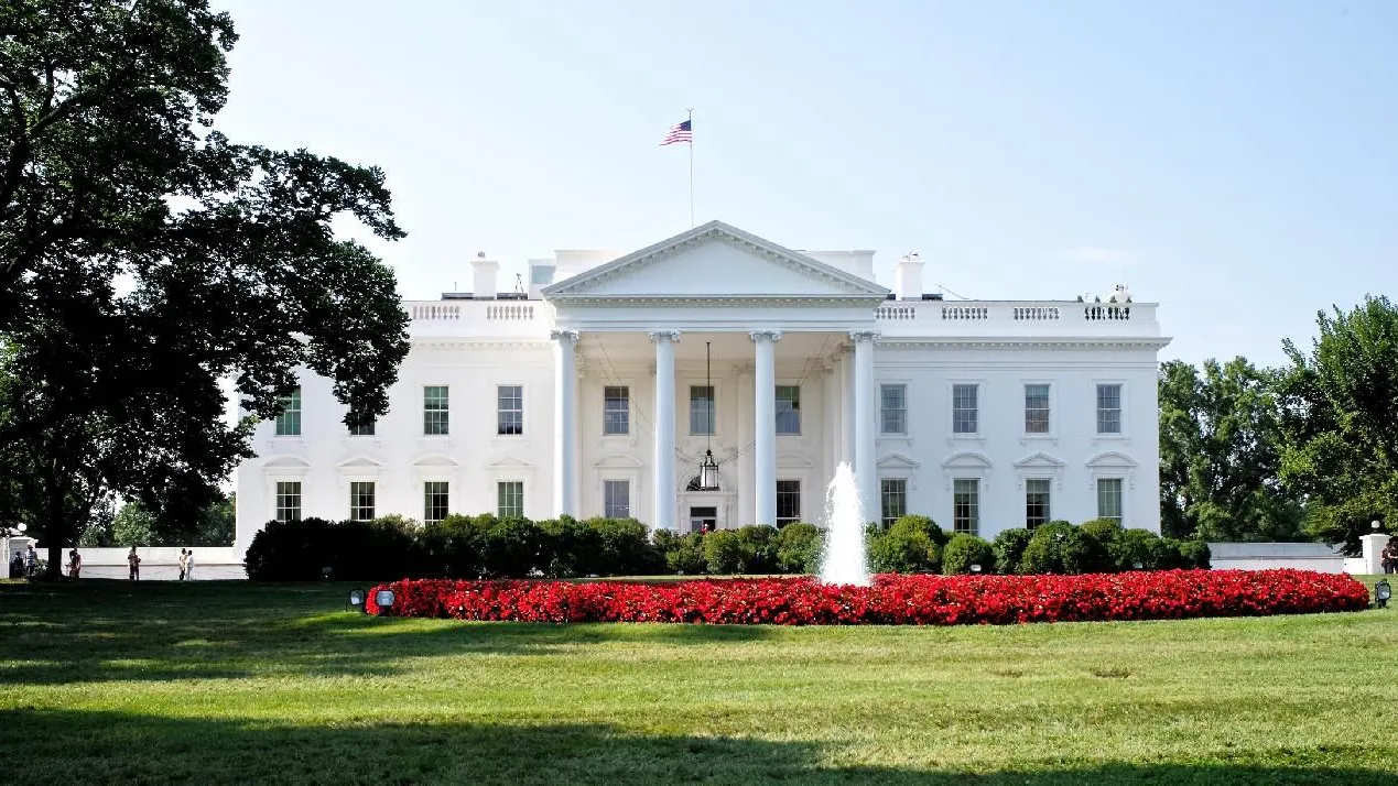 Медведев посоветовал США внимательнее осматривать туалеты после приезда Зеленского