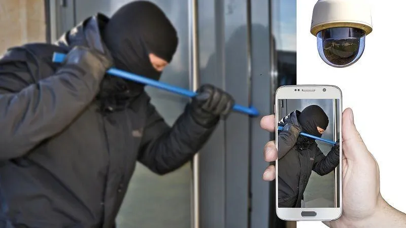 Неизвестные с ножом пытались пробраться в квартиру жительницы Мытищ