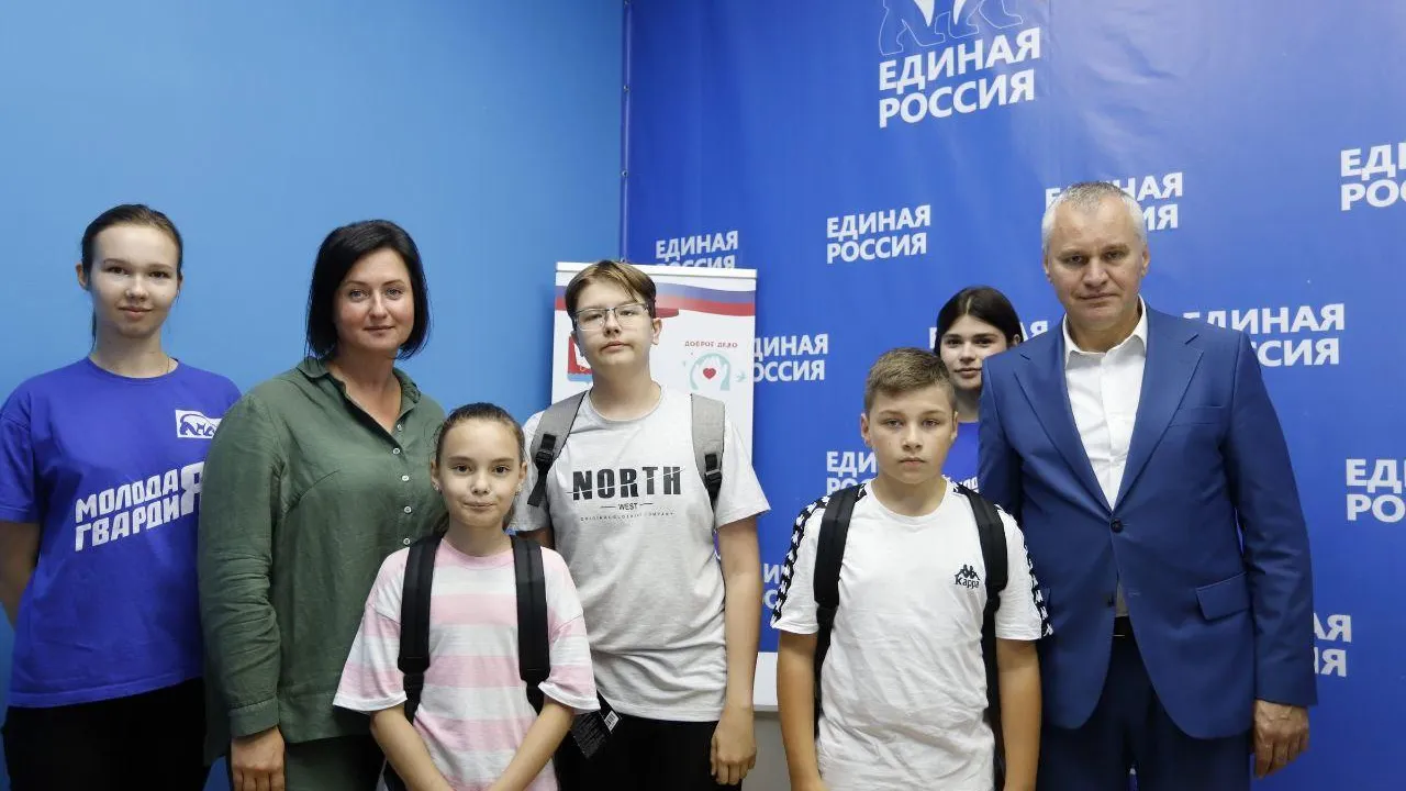 Детям участников СВО из Фрязино вручили рюкзаки и канцелярские принадлежности