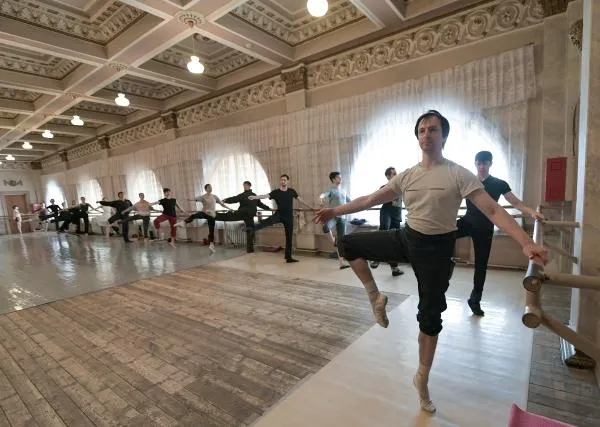 Артисты балета Донецкого государственного академического театра оперы и балета имени А. Б. Соловьяненко во время репетиции балета «Война и Мир» в театре «Донбасс опера» в Донецке