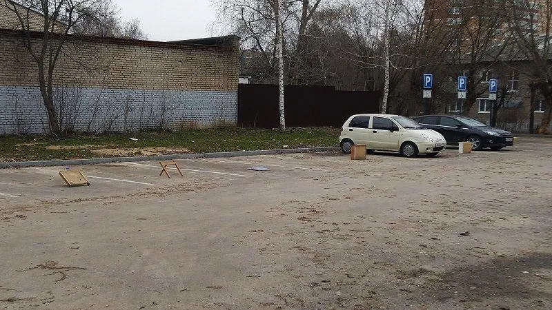 Жадные жители Коломны заняли хламом все места на парковке у дома