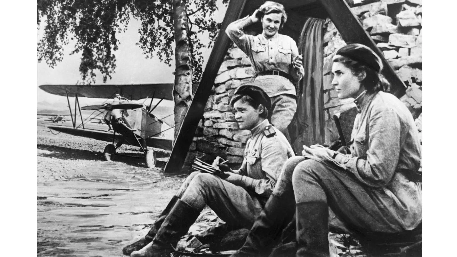 Герой Советского Союза Надежда Попова (стоит), Ирина Себрова и Вера Белик (сидит справа), Геленджик, сентябрь 1943 года. Евгений Халдей