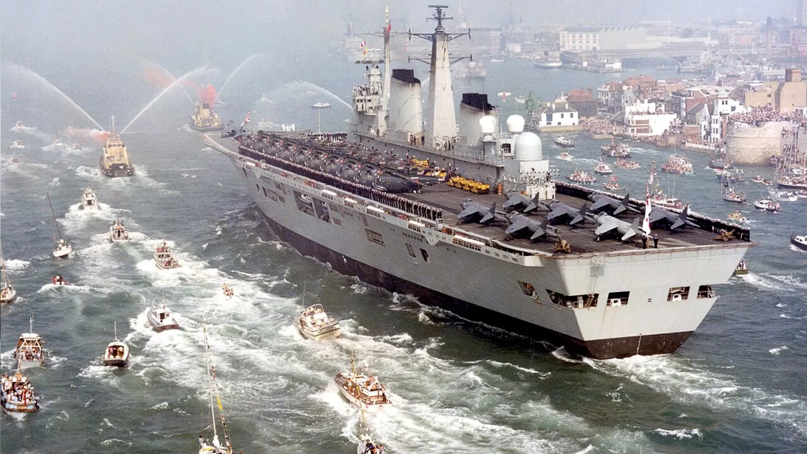 Авианосец Invincible возвращается после Фолклендской войны. Королевский военно-морской флот