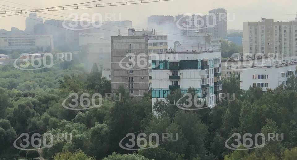 Сотрудники МЧС потушили пожар на улице Бехтерева в Москве