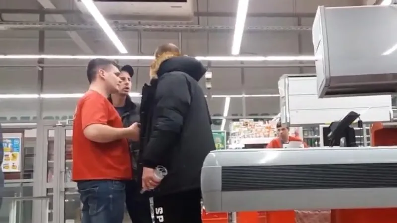 Бывший десантник пытался прорваться через кассу с двумя бутылками водки в Балашихе