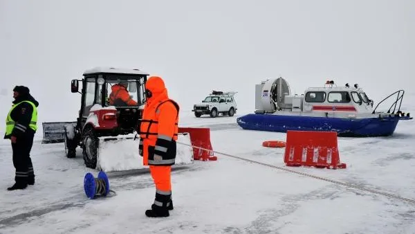 В Тюменской области нашли труп мужчины, который провалился под лед, катаясь на снегоходе