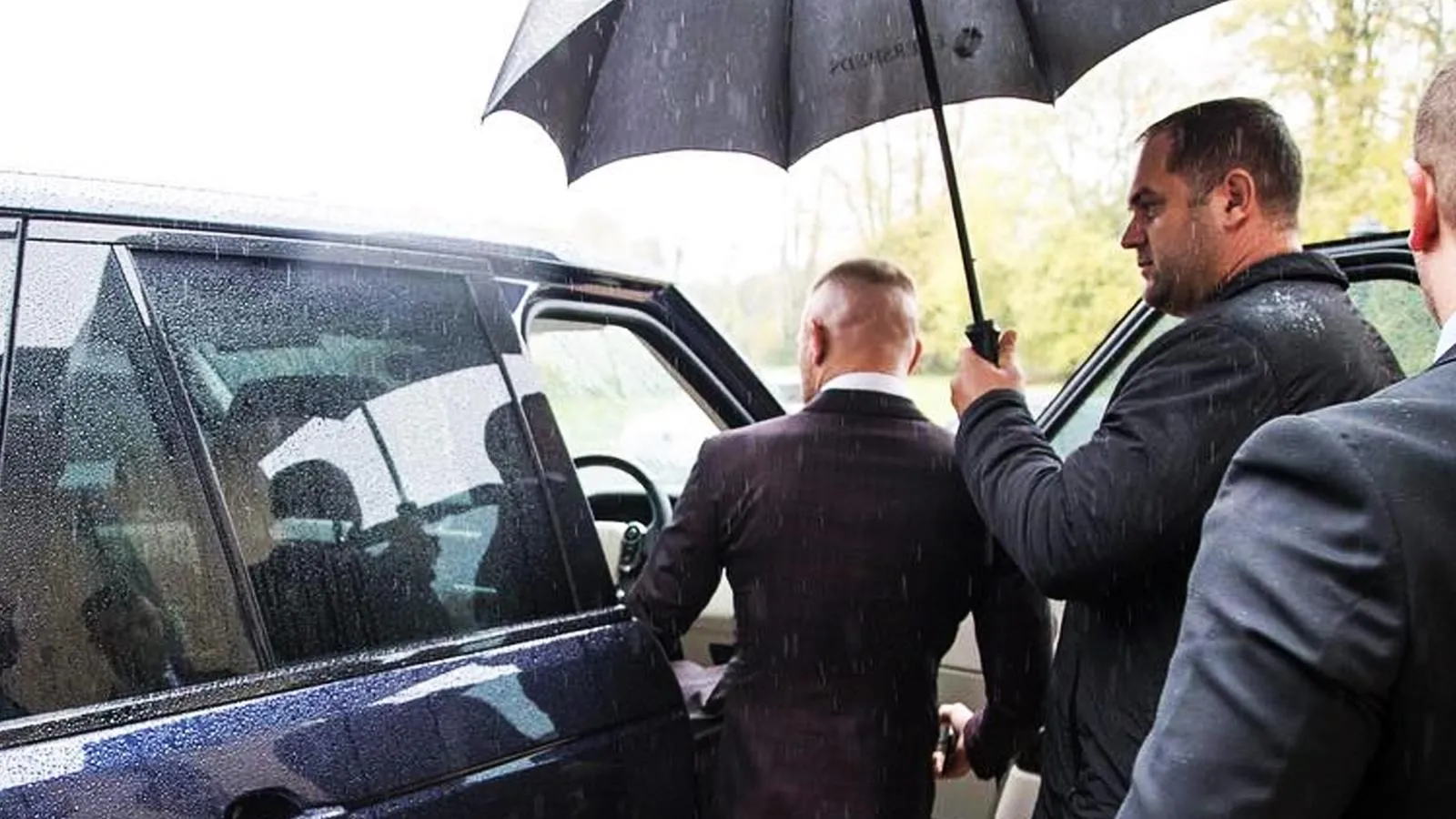Охрана усаживает Конора Макгрегора в автомобиль. thenotoriousmma