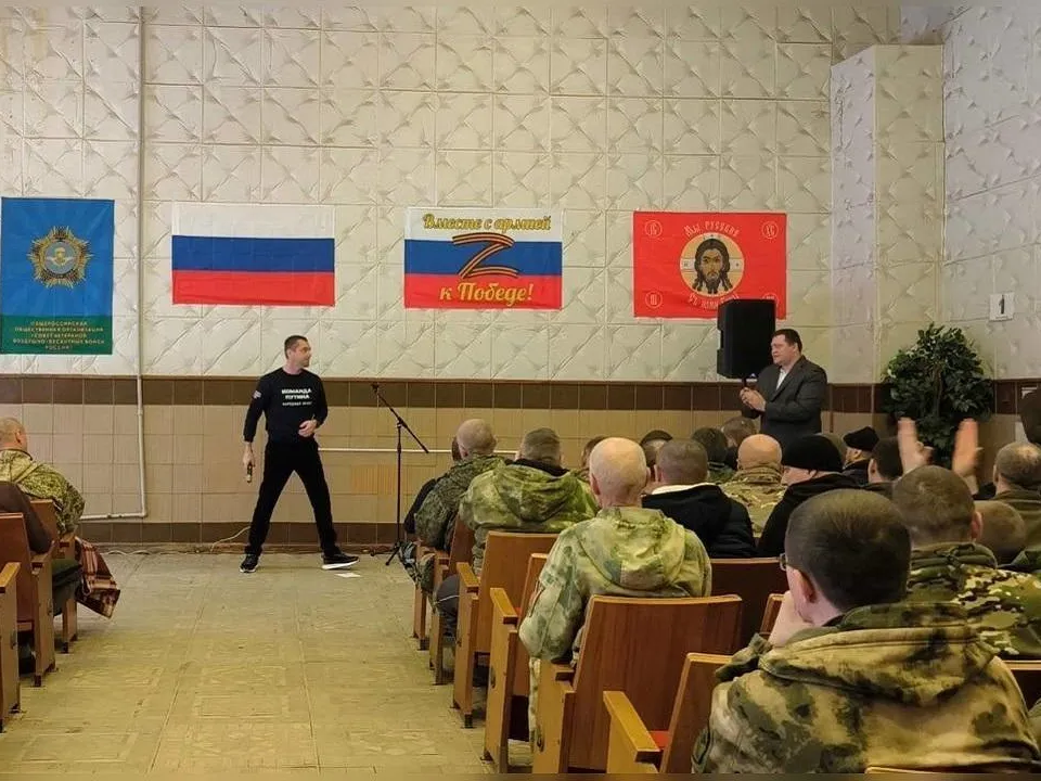 «Ни одного случайного человека»: артисты выступили перед сотней штурмовиков в Луганске