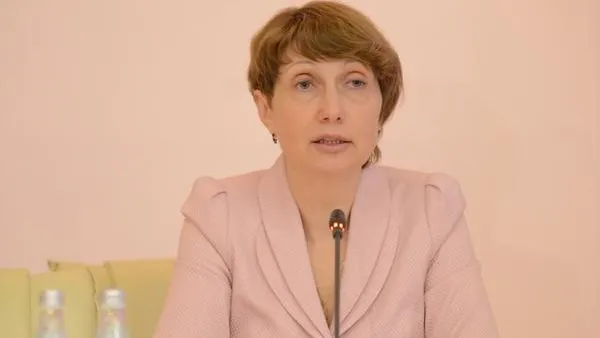 Захарова: больше школ, меньше второй смены