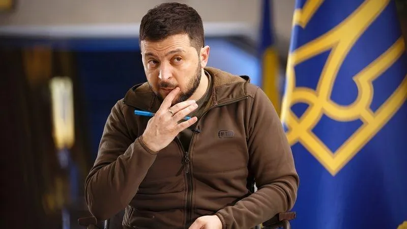 Политолог рассказал, зачем Зеленский показательно распустил суд