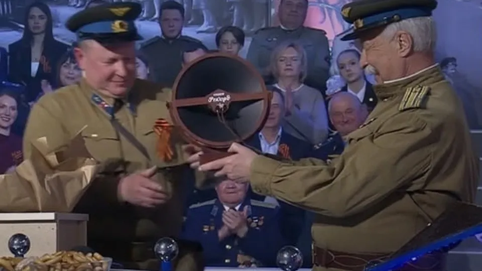 Заместитель главы Краснознаменска Андрей Петяев (слева), ведущий Леонид Якубович (справа). Кадр из видео телепрограммы «Поле чудес»