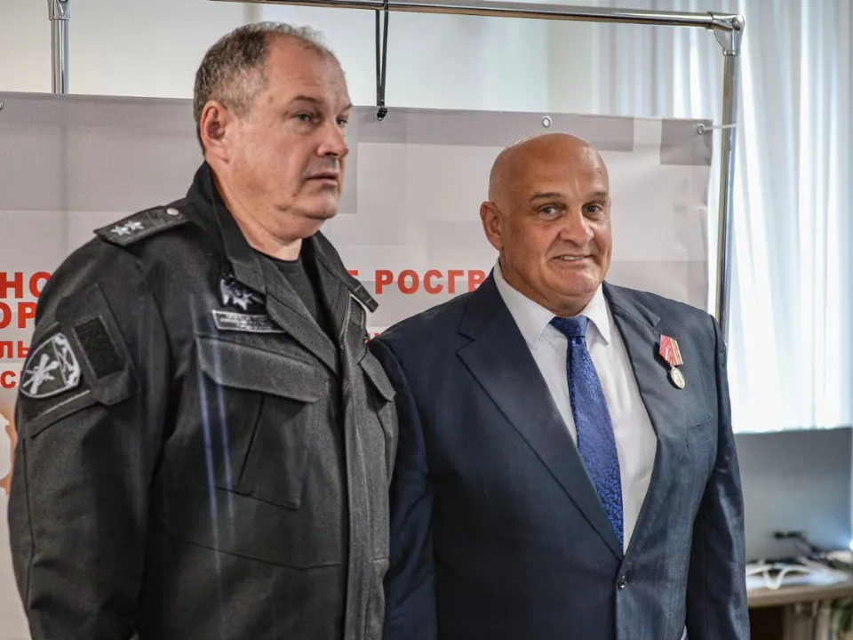 «Боевое оружие культуры»: известный актер рассказал, как вместе со «Звездным десантам» дарит солдатам именные гитары