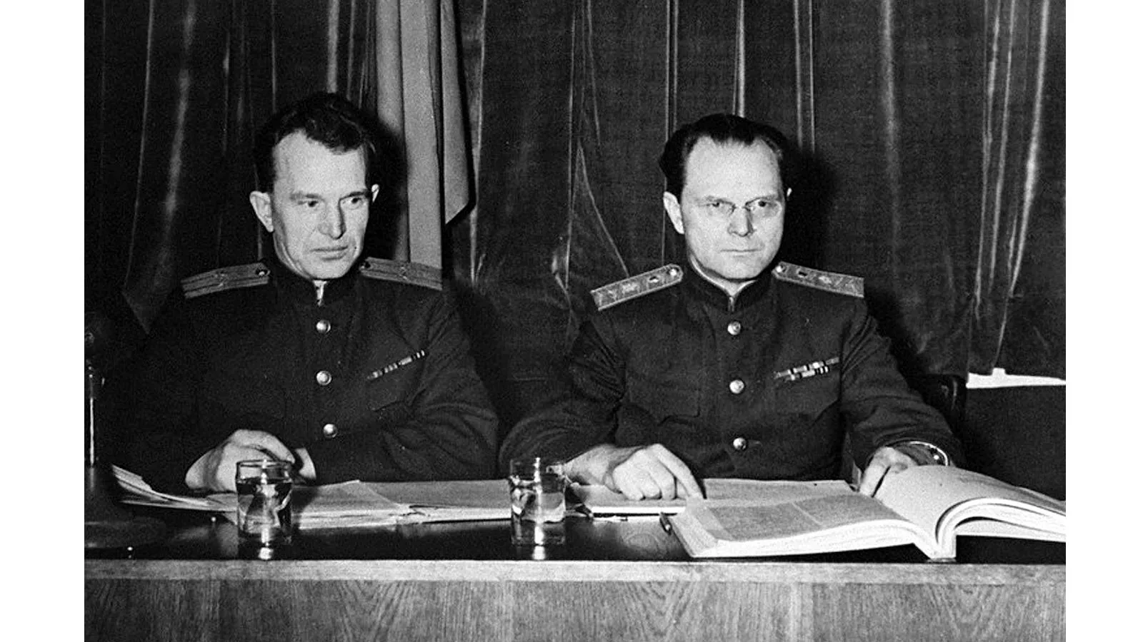 Слева направо: полковник юстиции Александр Волчков и генерал-майор юстиции Иона Никитченко