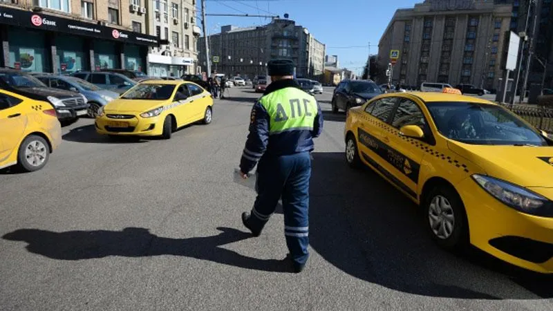 Протестующим таксистам не дали перекрыть улицу в Москве