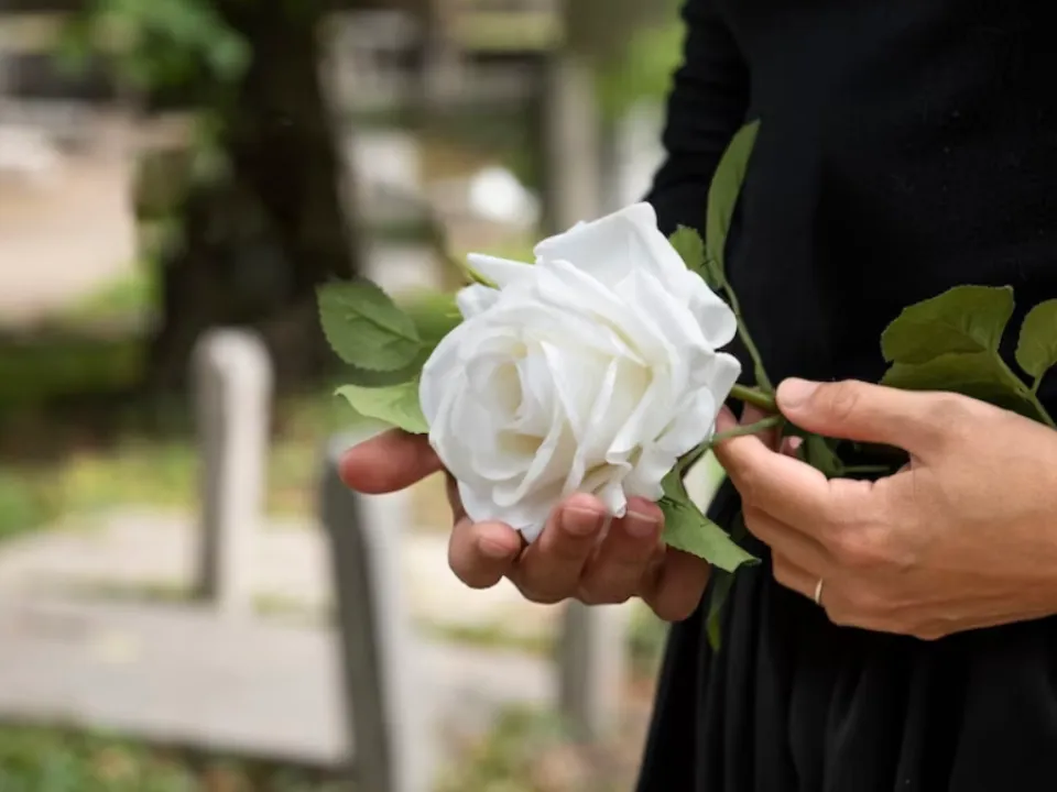 «В могиле лежит другое тело»: эзотерик раскрыла тайну похорон Пригожина