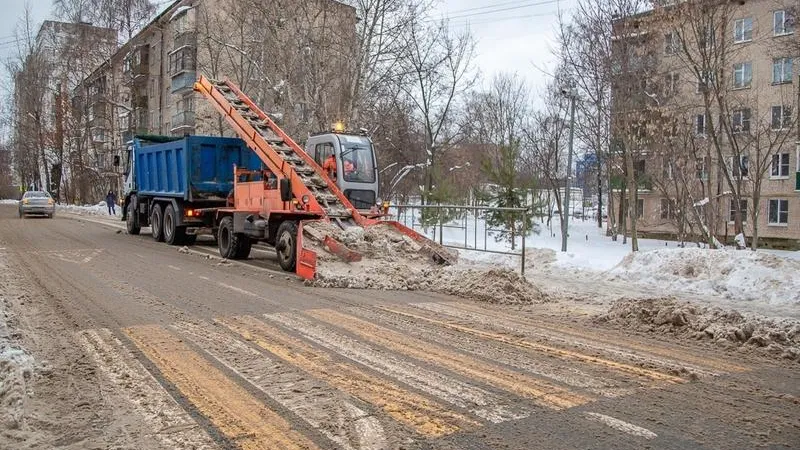 Полторы сотни машин убирают снег в Одинцово