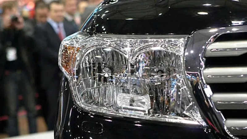 На Land Rover в центре Москвы упало дерево