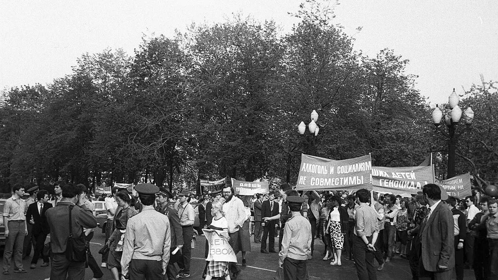 Антиалкогольная демонстрация на Пушкинской площади, Москва. Андрей Столяров