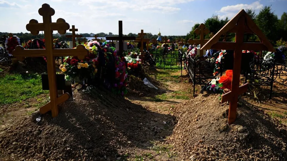 Хватит класть еду на могилу: священники объяснили, как на самом деле нужно поминать близких