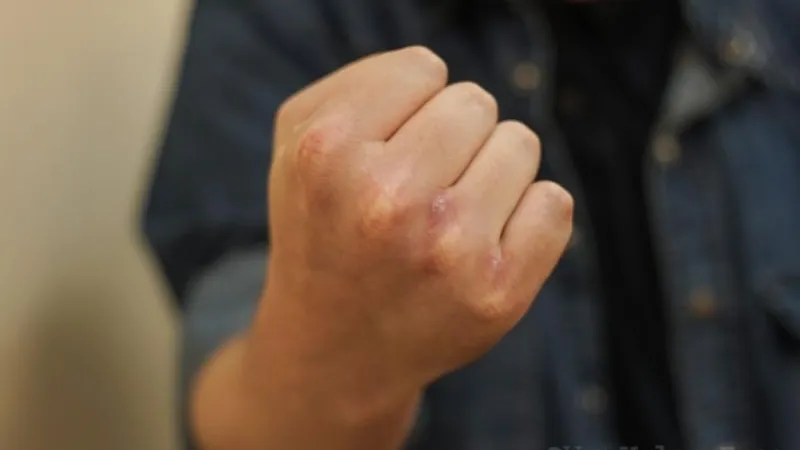 В Екатеринбурге злоумышленники ворвались в квартиру и напали на жильцов