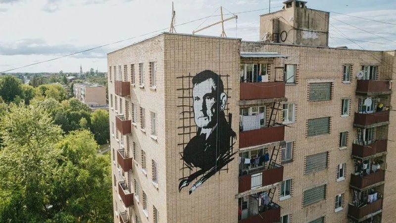 Портрет знаменитости появился на фасаде дома в Можайске