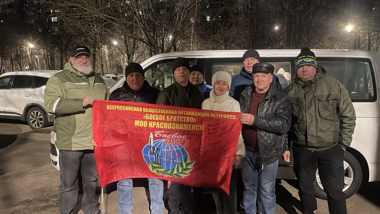 Руководитель краснознаменского отделения «Боевое Братство» Александр Исаев (второй слева) с членами организации и волонтерами. Фото: городское отделение МОО ВООВ «Боевое братство»