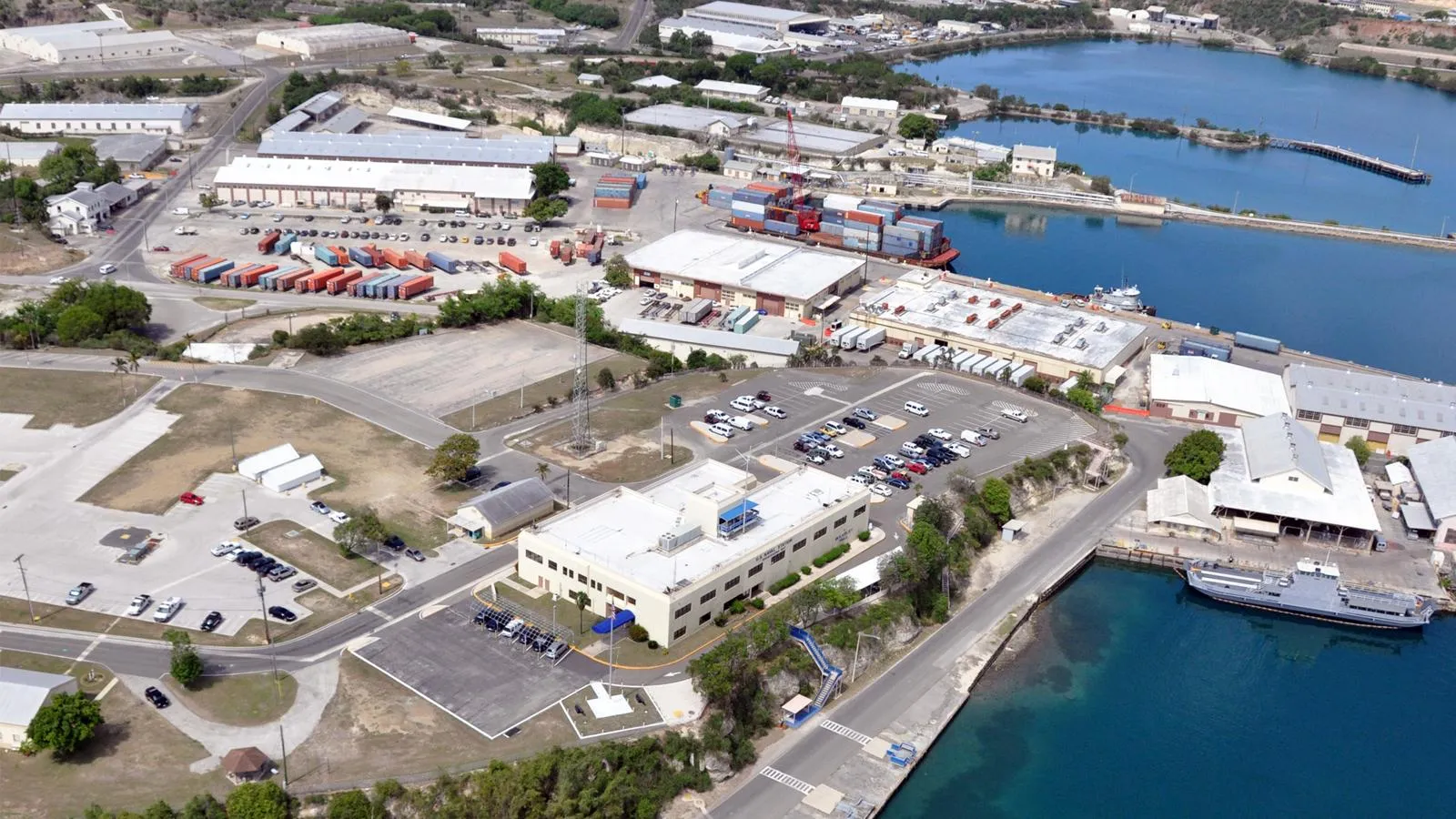 Вид с воздуха на центральную часть военно-морской базы США в заливе Гуантанамо