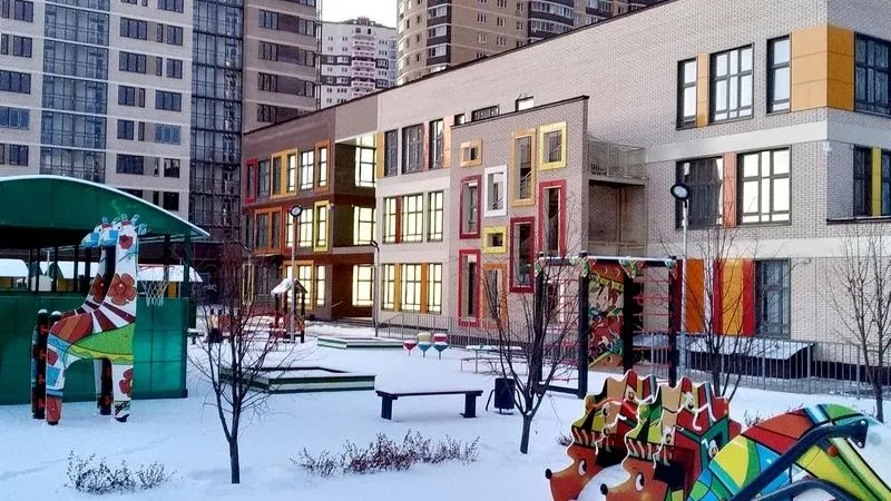 Два дома с садиком и бассейном построили в Долгопрудном