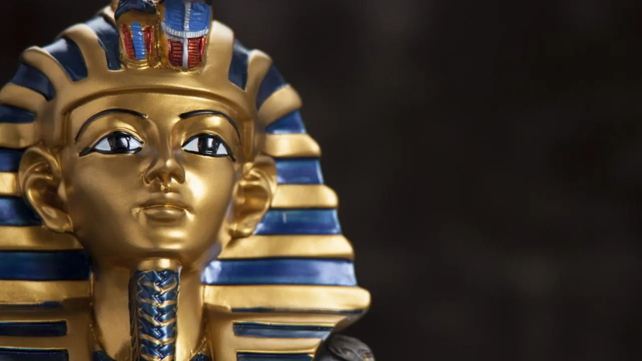 «Египетская сила Балашихи»: в городе спасли «замерзающего» фараона с ценником