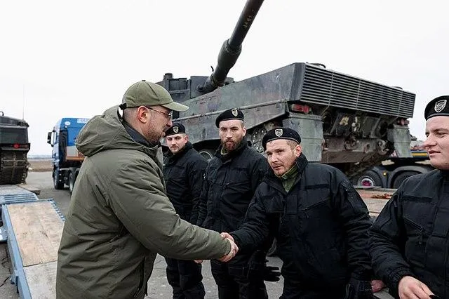 Денис Шмигаль и Матеуш Моравецкий при передаче Украине первых танков Leopard 2, 24 февраля 2023 года