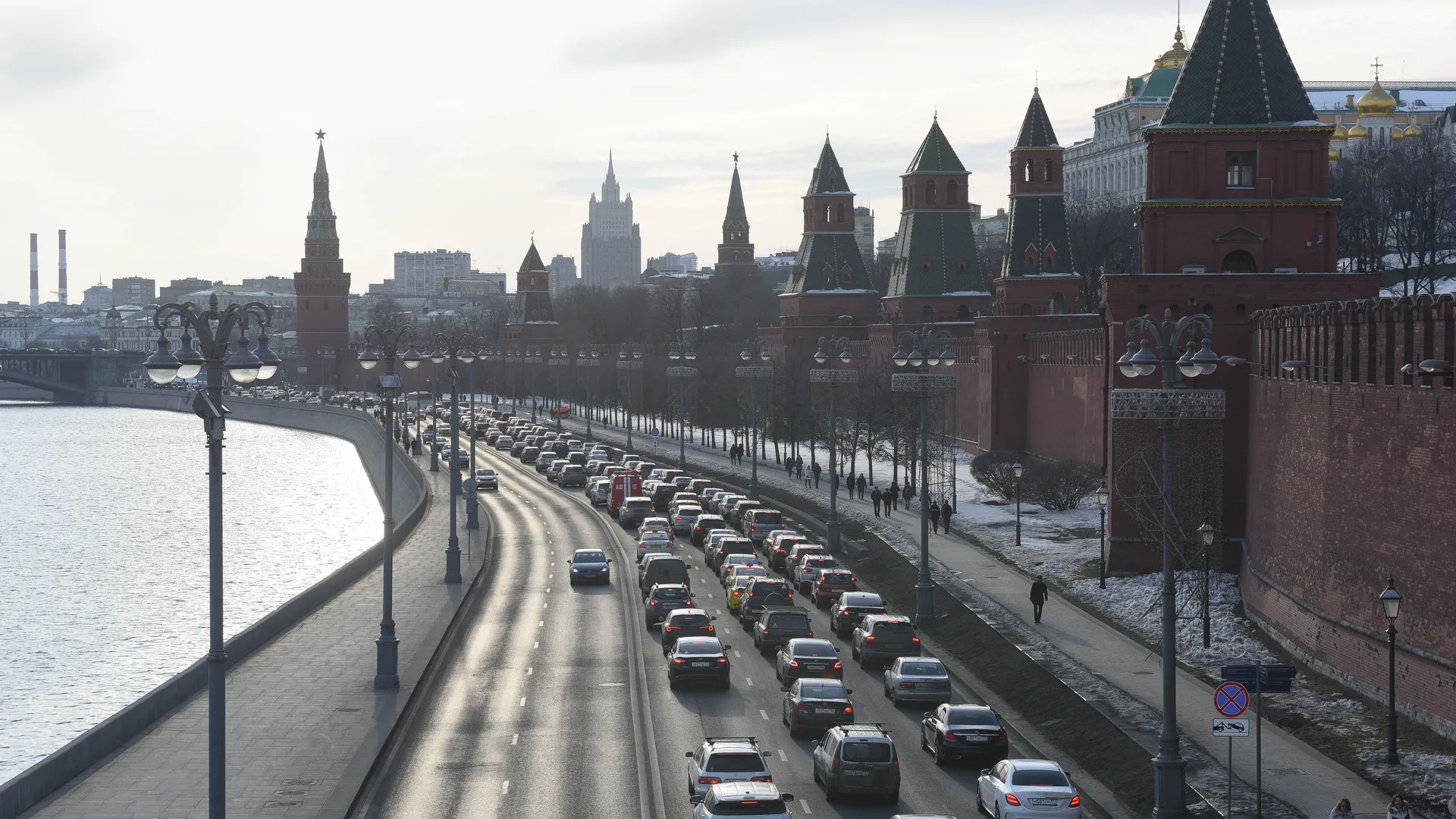 Аккуратнее на дорогах: желтый уровень опасности ввели в Москве и области