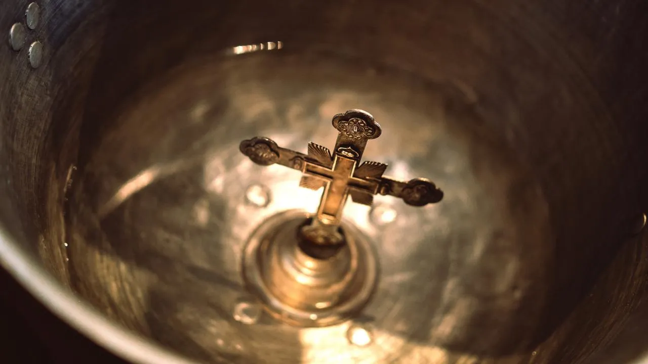 Не для пола и супа: названы главные запреты при обращении с крещенской святой водой