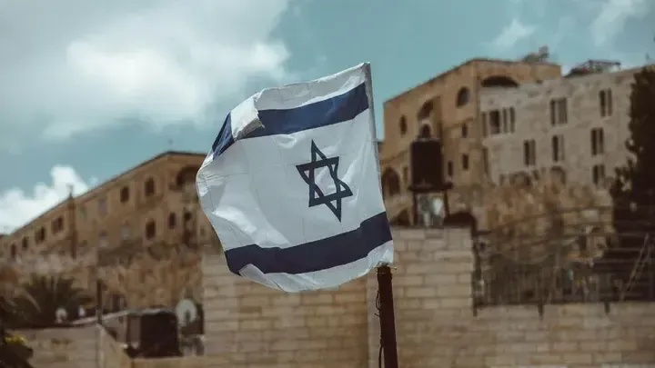 Ynet: освобожденные заложницы получили от ХАМАС «на память» открытки с видами Газы