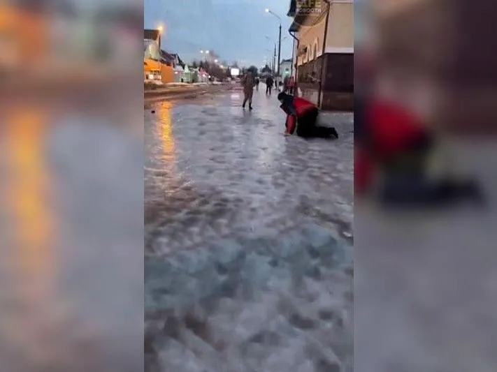 «Новый вид утренней пробежки»: вокзал в Сергиевом Посаде превратился в каток