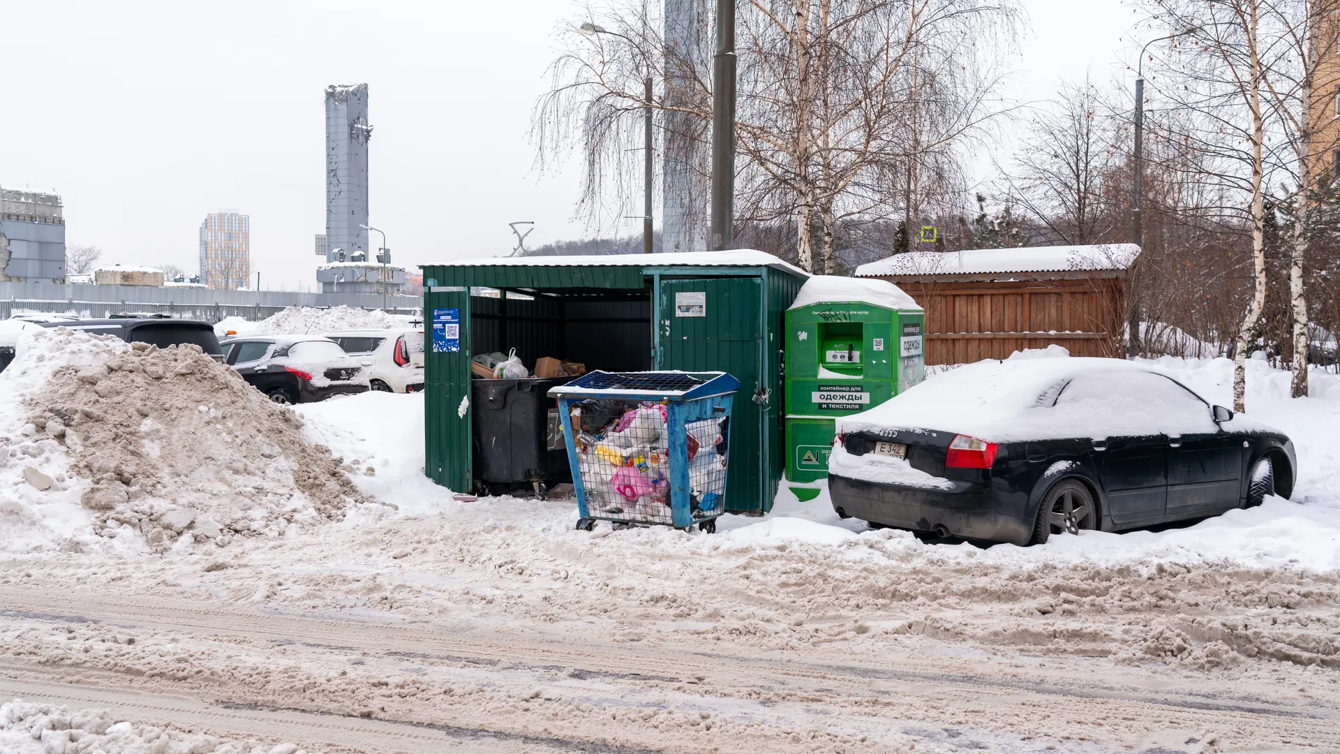 Работа мусоровозов зимой в Красногорске