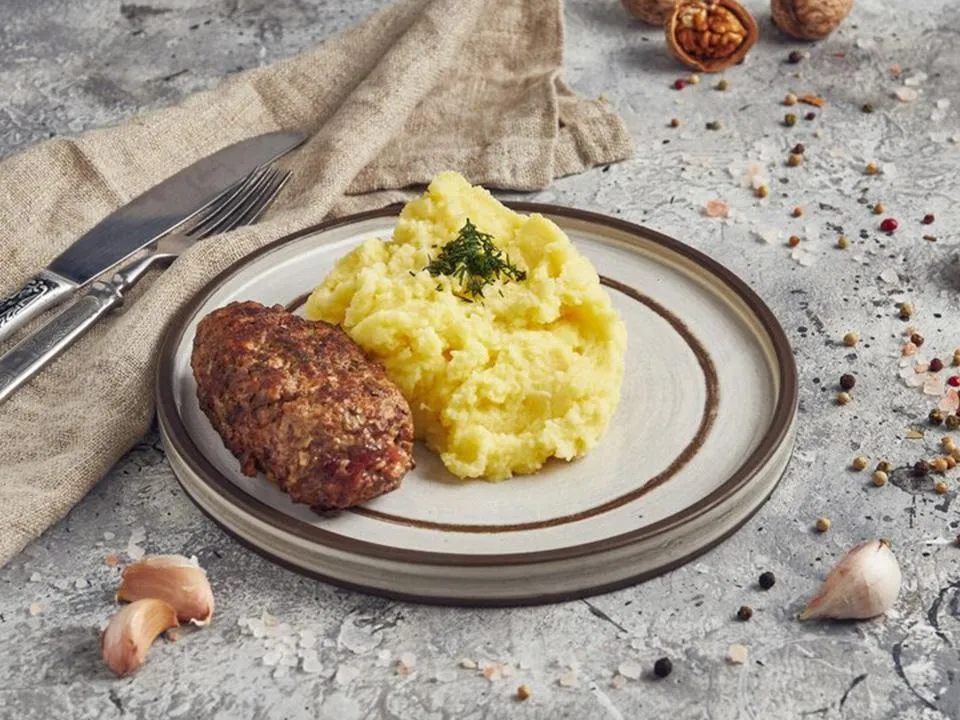 Врач рассказала, почему нельзя есть котлеты вместе с пюре