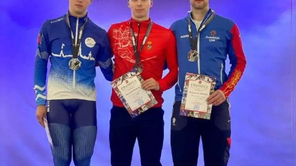Михаил Казелин (в центре) Фото: Союз конькобежцев России