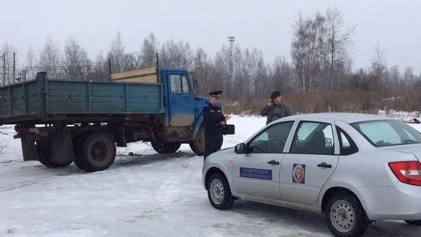 Грузовик в Серебряно-Прудском районе поймали на сбросе мусора