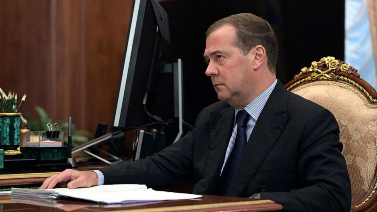Медведев предположил, что «план победы» Зеленского — это наркотическое вещество