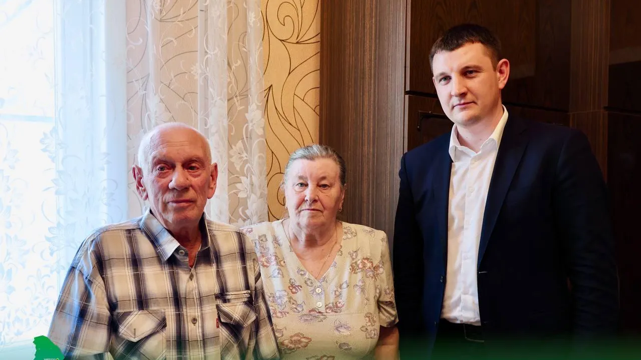 Глава городского округа Павловский Посад Денис Семенов поздравил супругов Кулешовых с 55-й годовщиной совместной жизни