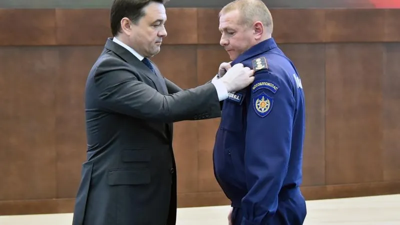 Воробьев вручил награды пожарным