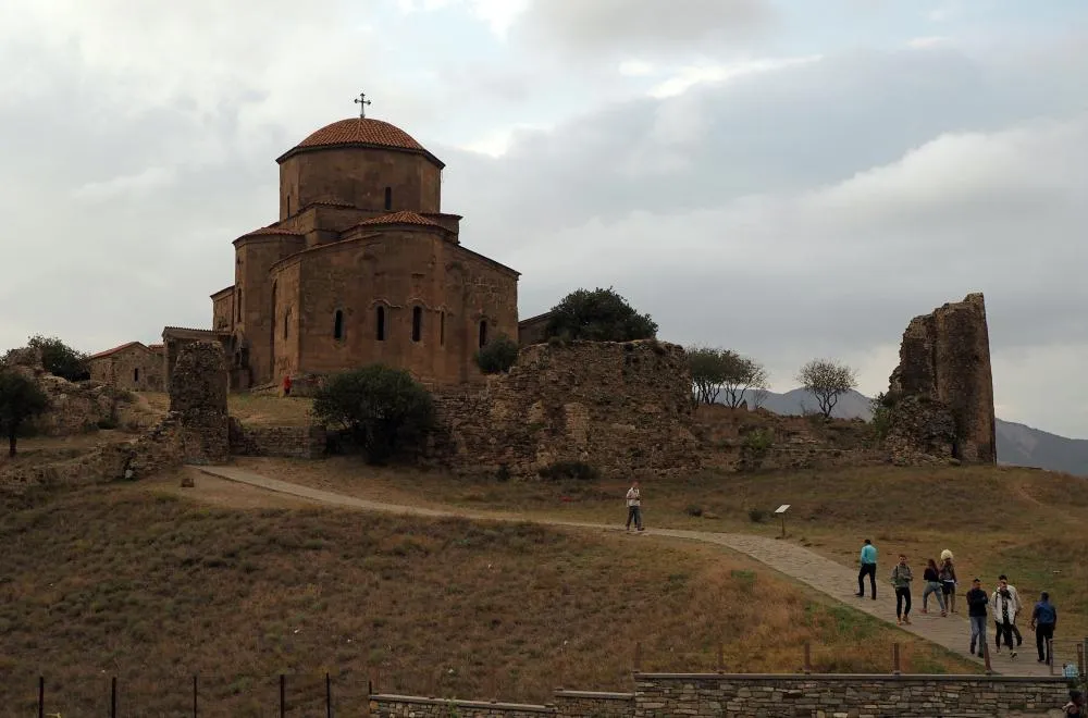 Монастырь и храм Джвари первой половины VII века. Расположен на вершине горы у слияния Куры и Арагви близ Мцхеты — там, где, согласно историческим источникам, воздвигла крест святая равноапостольная Нина