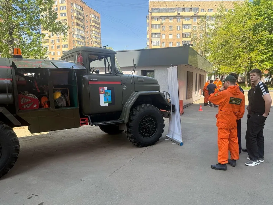 Гости программы обсуждают спецтехнику с черноголовскими спасателями. Фото: ДПК г. о. Черноголовка&nbsp;