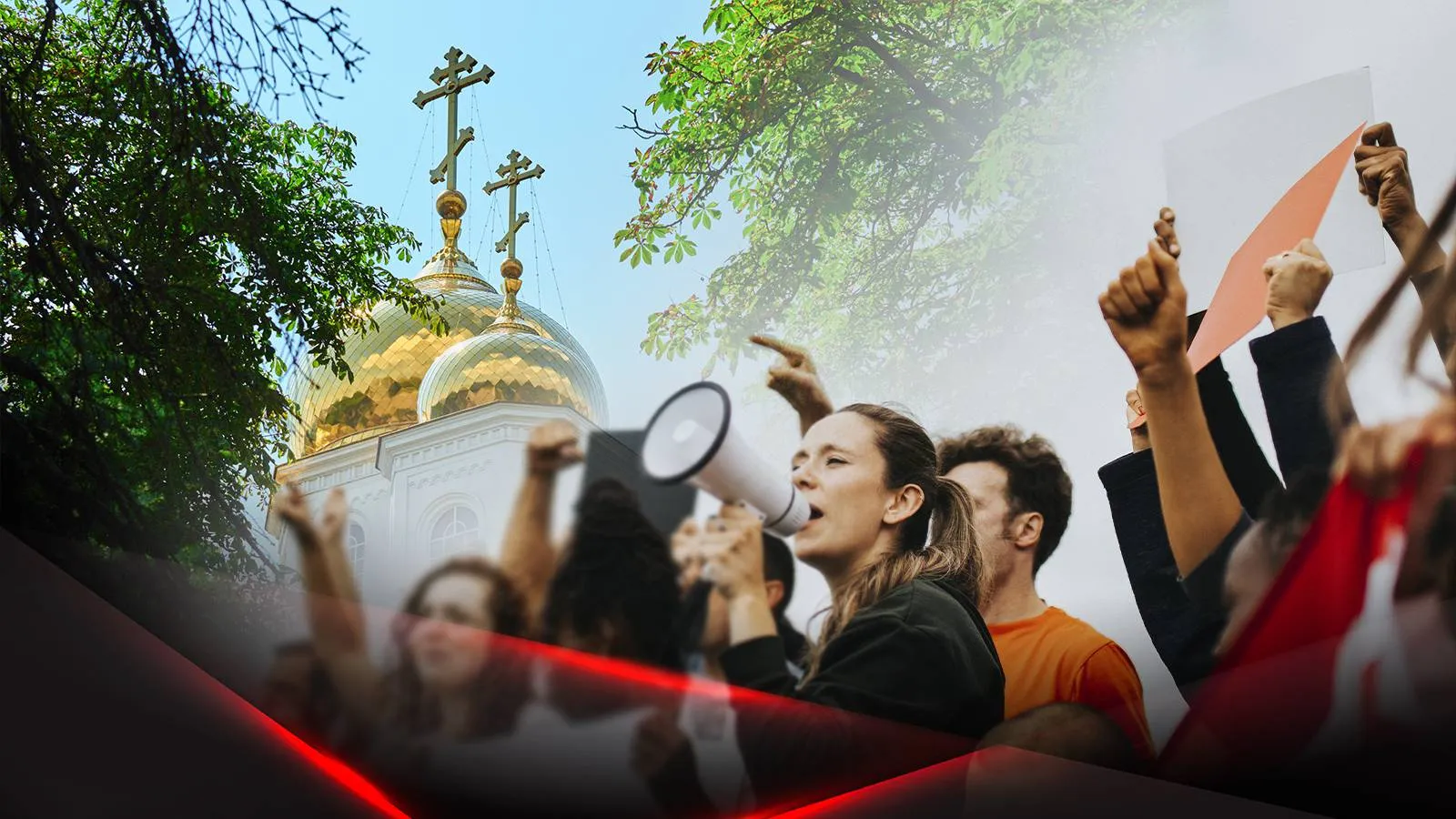 Протестующие люди на фоне церкви