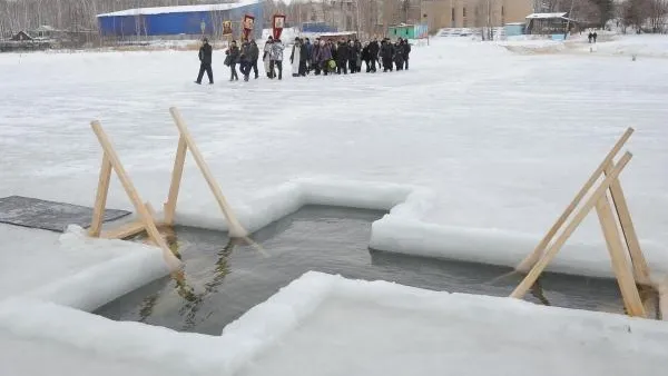 В крещенские проруби в МО окунулись почти 100 тыс человек