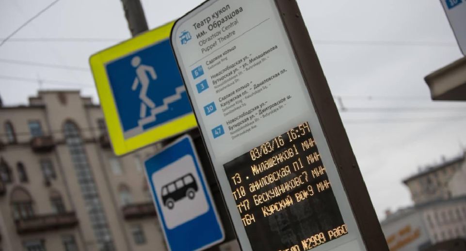 Соцсети: ребенок в трусах и ботинках ждал на остановке в Кузбассе свою маму