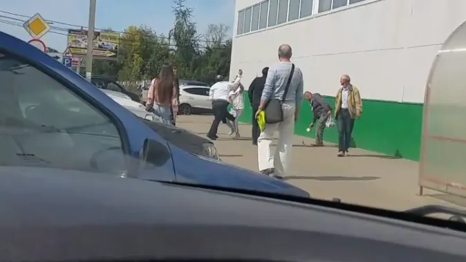 Двое охранников устроили драку с покупателями в Можайске