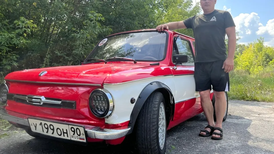 Автоблогер Антон Прошлецов с тюнингованным «запорожцем». Фото: Ангелина Стельмух