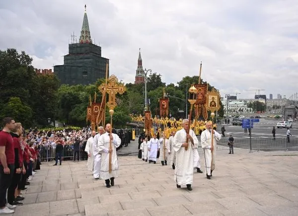 Крестный ход к памятнику князю Владимиру в Москве в День Крещения Руси